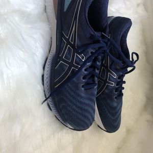 ASICS GEL NIMBUS size 7.6, in perfect condition